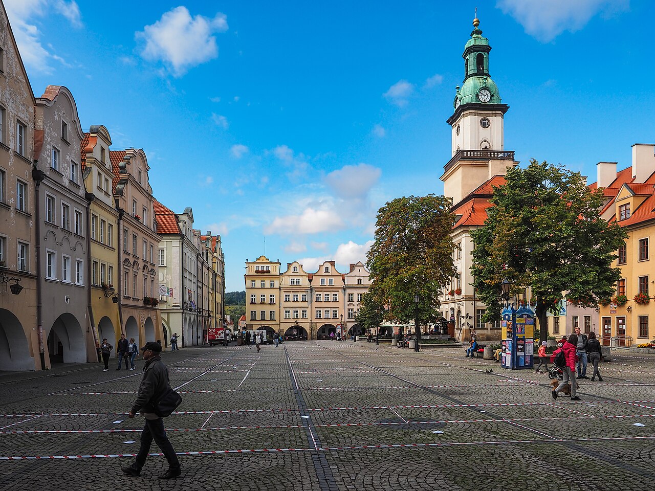 Rynek w Jeleniej Górze jako ilustracja lokalnej akcji pomocowej
