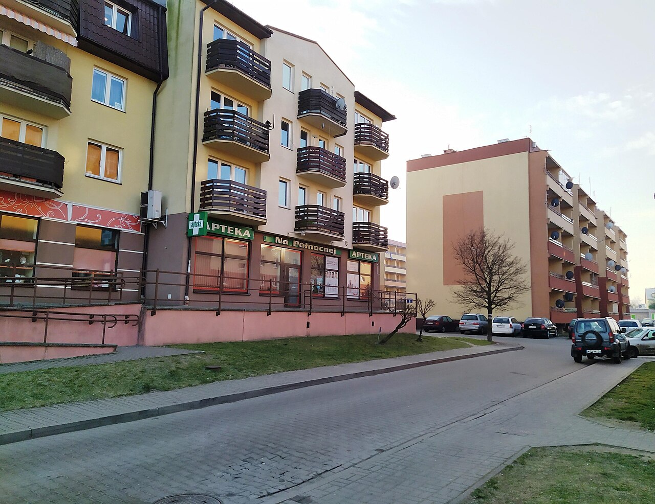 Bloki mieszkalne jako dodatkowa ilustracja osiedlowej interwencji