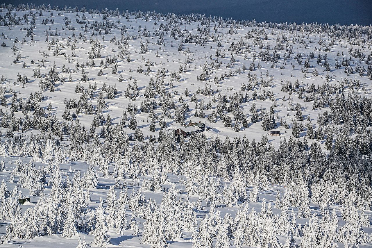 Schronisko w Karkonoszach jako dodatkowa ilustracja silnego wiatru