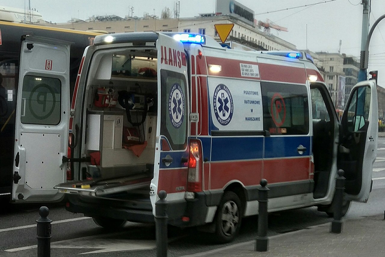 Ambulans jako dodatkowa ilustracja informacji drogowej