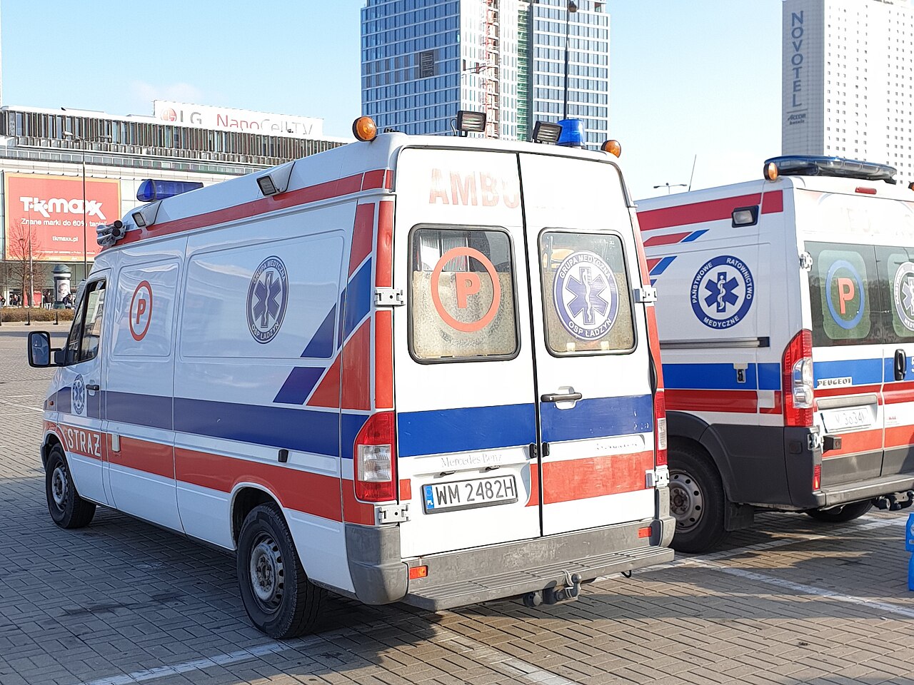 Ambulanse jako dodatkowa ilustracja działań służb